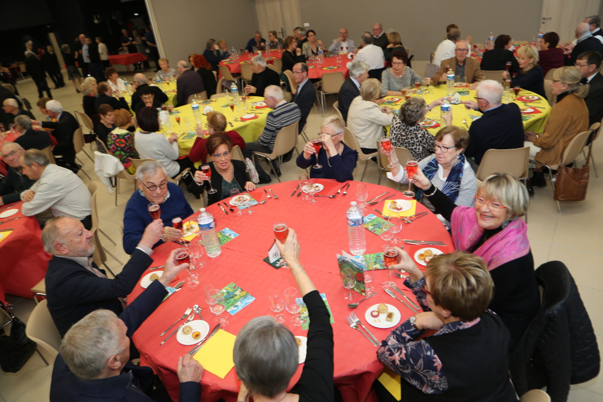Cormontreuil repas séniors table trinquer